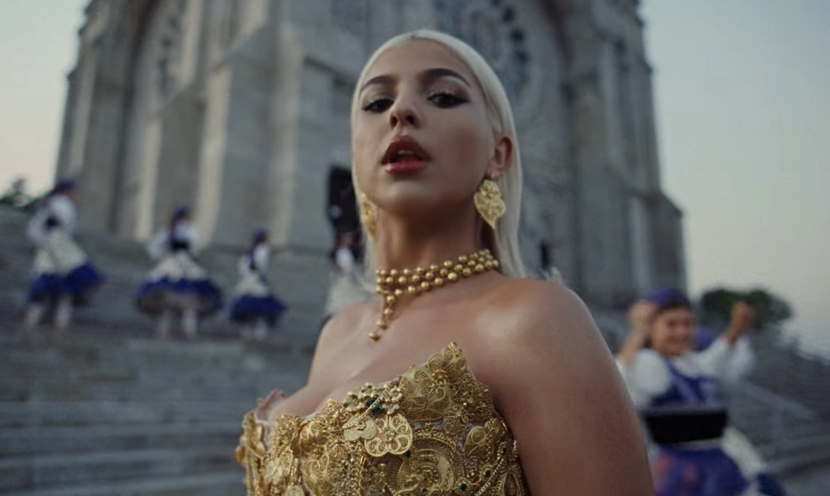 Платье весом 7 кг и стоимостью  не менее 90 000 евро